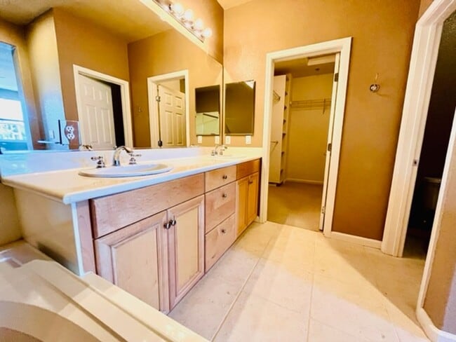 Building Photo - Beautiful 3BD/3BA, Two-Story Corner Unit C...