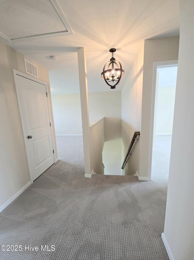 Building Photo - 743 Pine Cone Dr