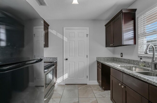 Building Photo - 200 Country Club Dr