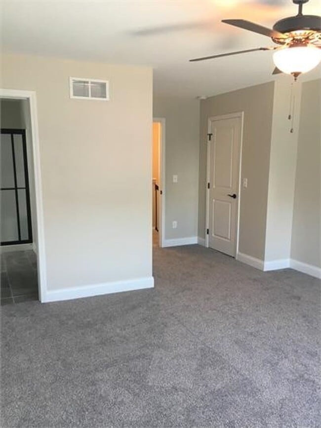 Building Photo - 3-bedroom Townhome Available for July!