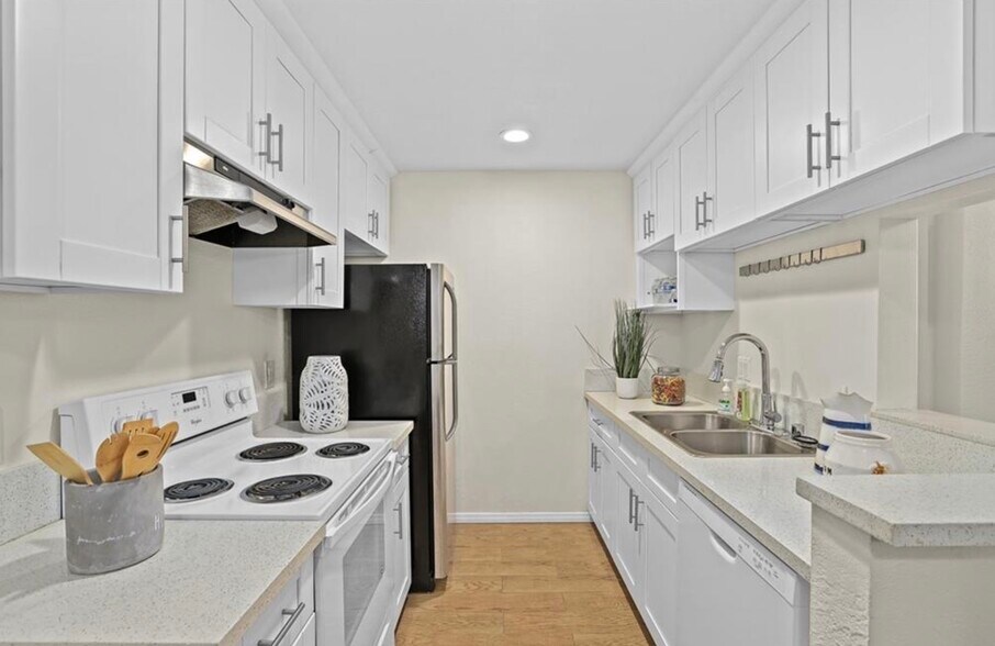 Building Photo - 1351 N Orange Dr