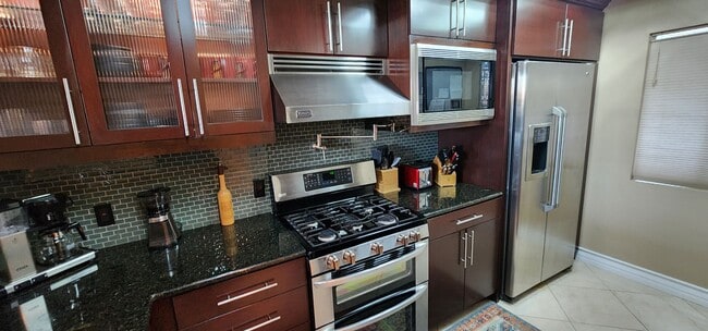 Building Photo - Fully furnished-full Sphere view