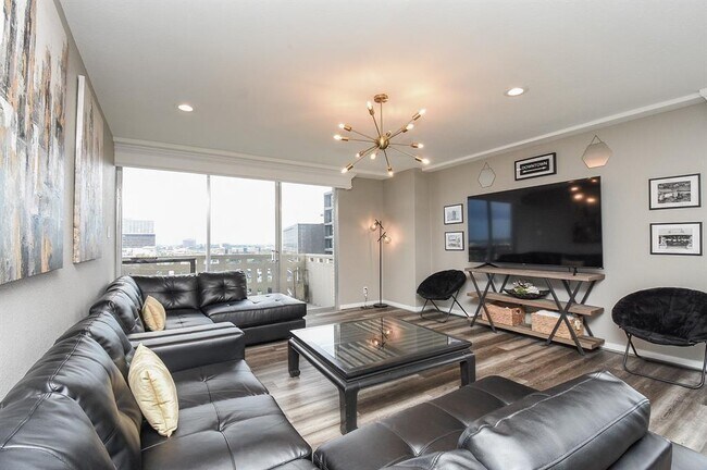 Building Photo - 2016 Main St