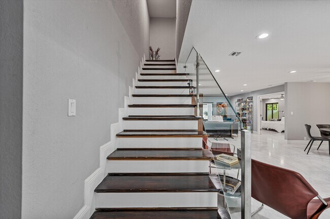 Building Photo - 13855 Shawmut Ct