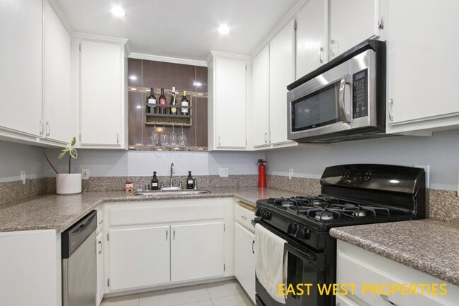 Building Photo - 1430 S Point View St