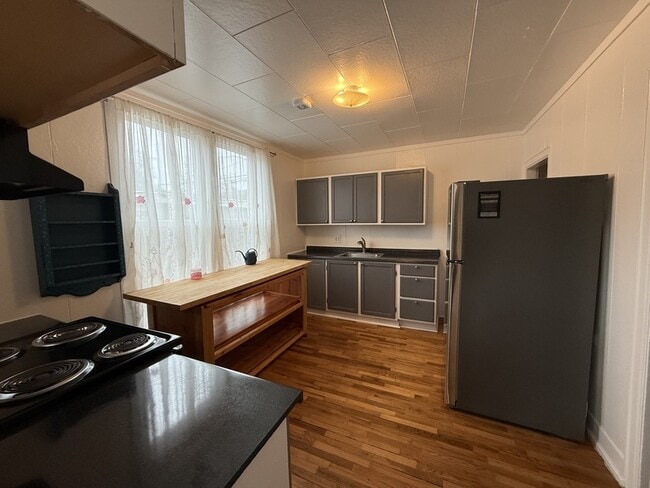 Building Photo - 1321 SE Mill St