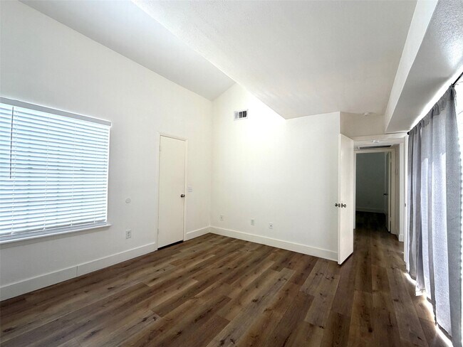 Building Photo - 9809 Richmond Ave