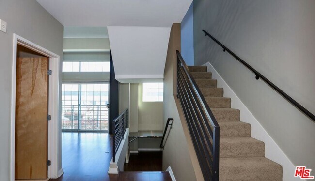 Building Photo - 5350 Playa Vista Dr