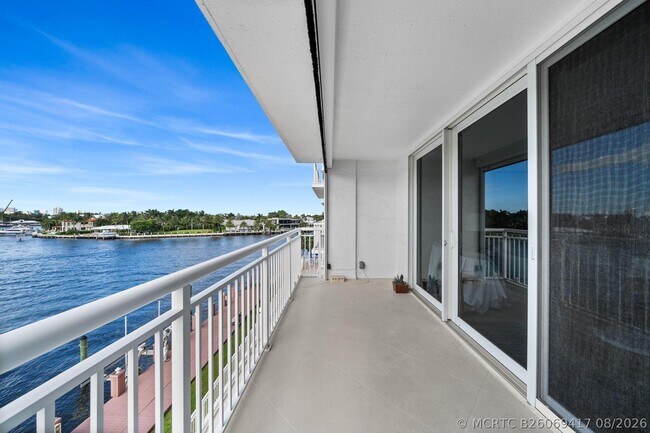Building Photo - 511 Bayshore Dr