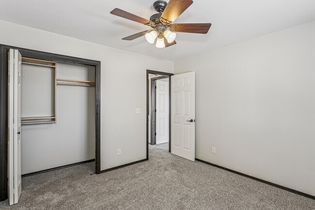 Building Photo - 318 Harvest Ln