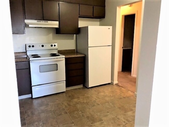 Building Photo - MOVE IN READY!! Charming 2 bedroom 1 bath ...