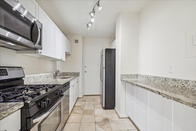 Building Photo - 10401 Grosvenor Pl