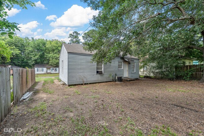 Building Photo - 3920 Huston St