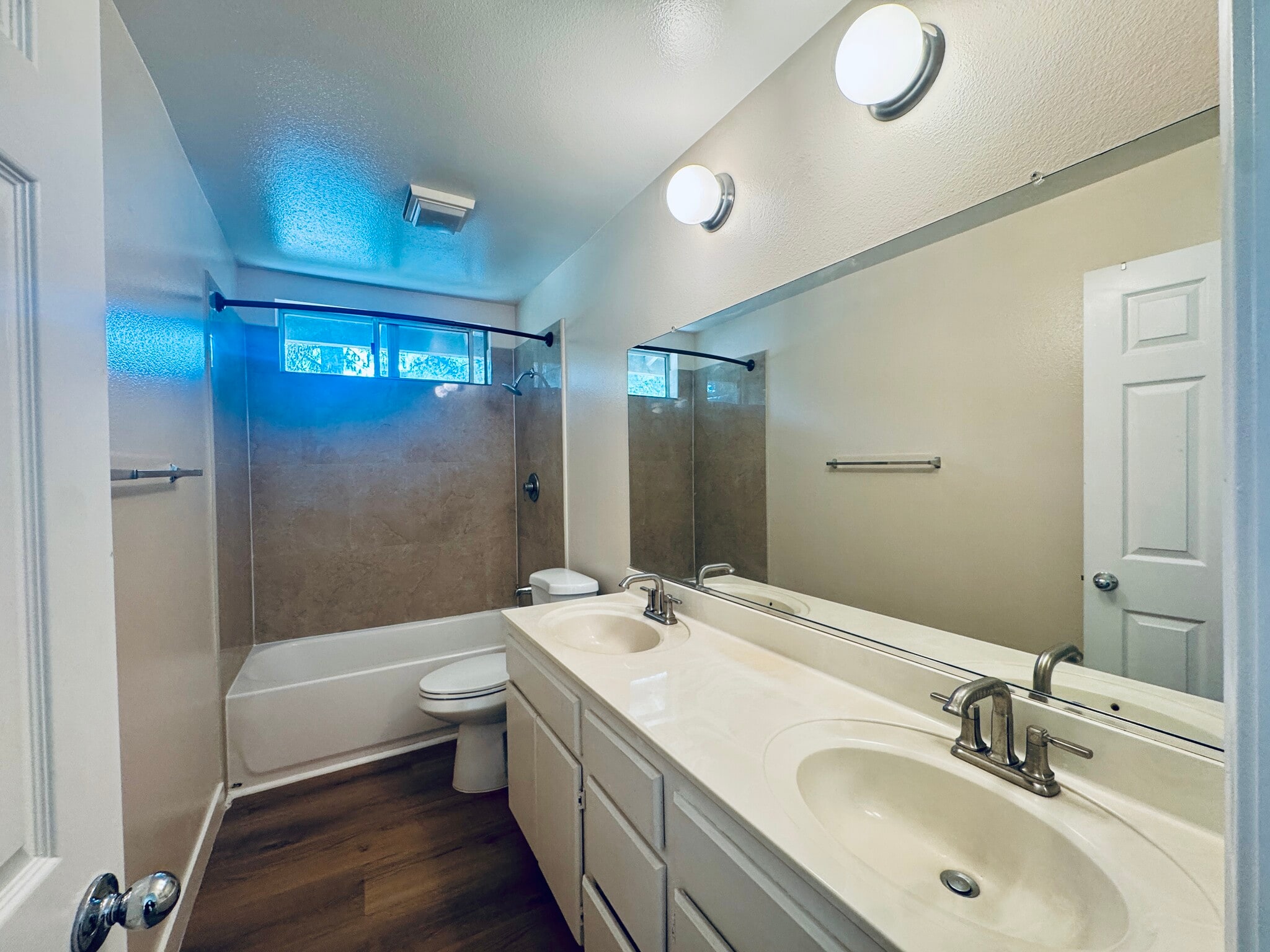 Common bathroom - 2834 Rolling Meadow Dr