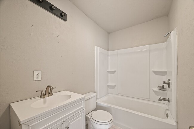 Building Photo - 1221 Parkway Dr