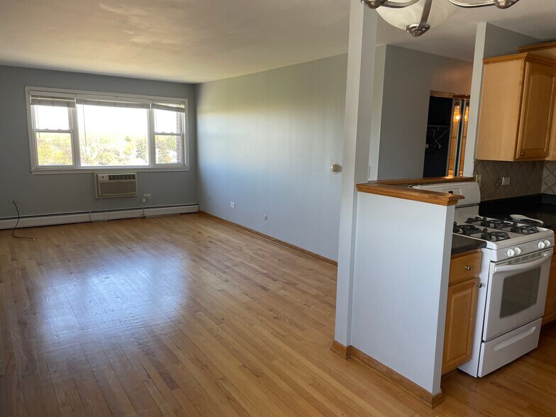 Building Photo - 4600 N Cumberland Ave