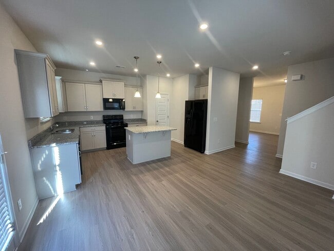 Building Photo - 7 Longbrooke Dr SE