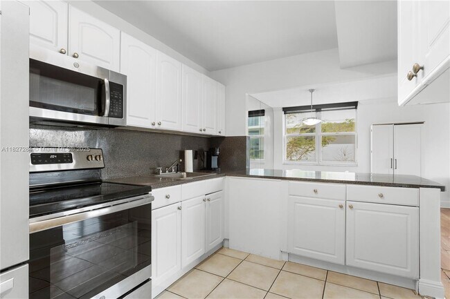 Primary Photo - 9440 W Bay Harbor Dr