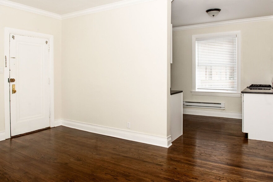 Building Photo - 648 W Roscoe St