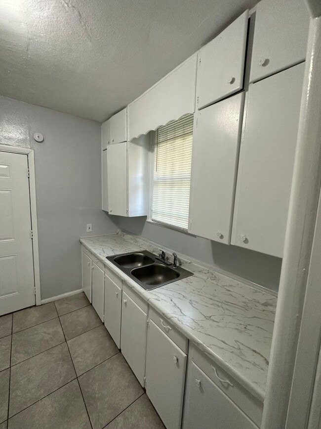Building Photo - Fully Renovated 2/1 Single Family Ready to Move In!!!