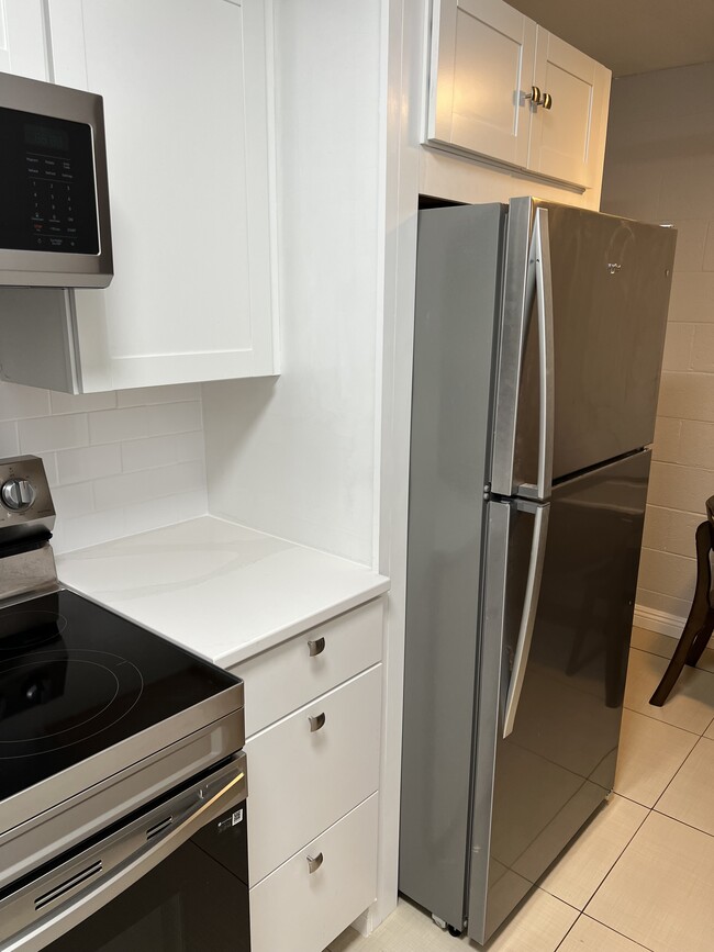 Building Photo - 625 S Royal Crest Cir