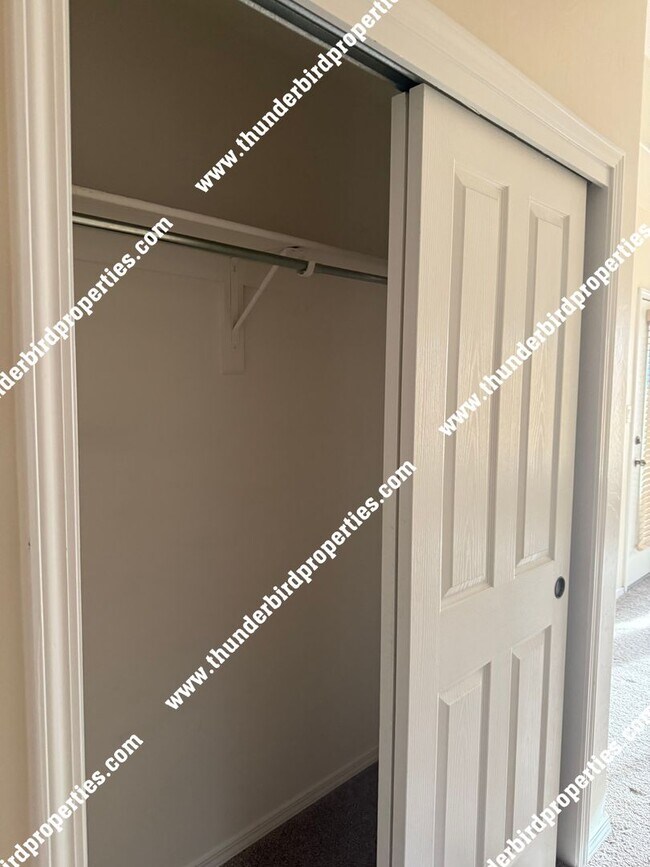 Building Photo - 3 Bedrooms, 2 baths with Valley views in N...