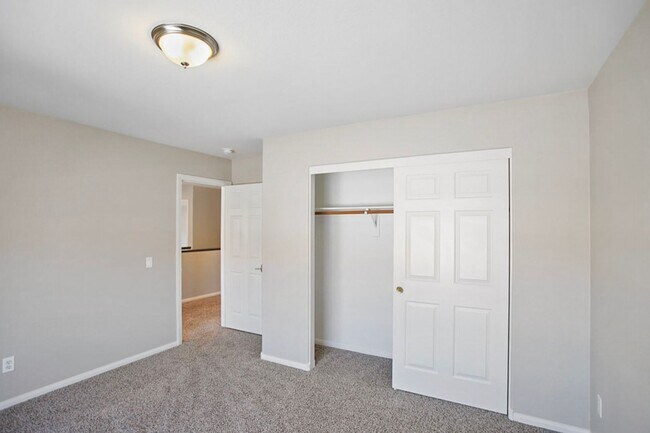 Building Photo - Southwest Pool Home With First Floor Bed And Bath