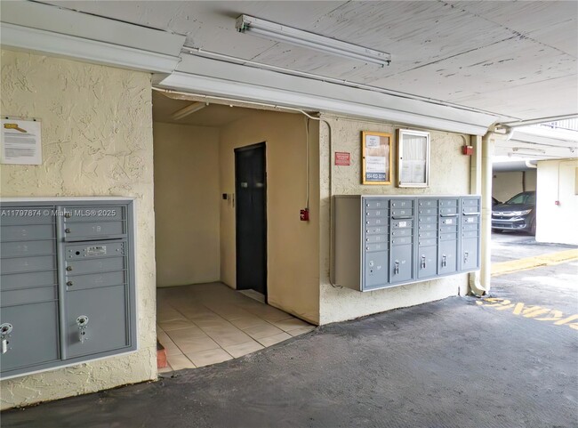 Building Photo - 1655 NE 115th St