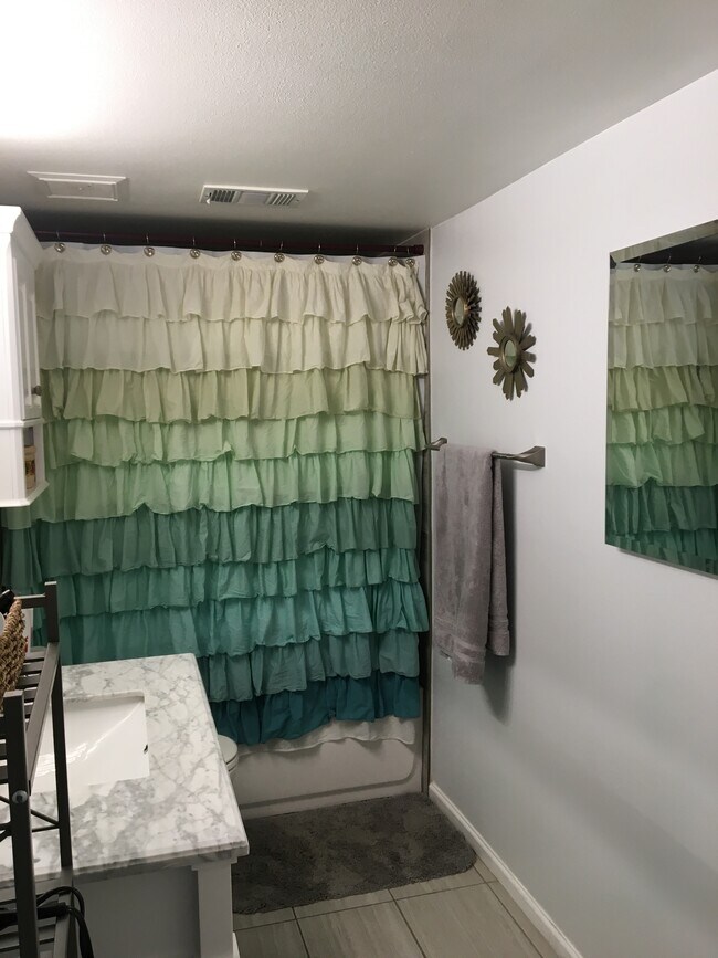 Building Photo - 1825 Kendall St