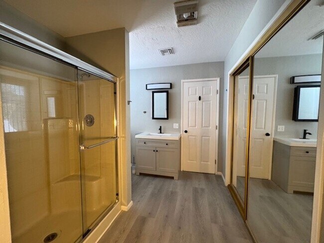 Building Photo - 2BR Remodeled and Updated, Large cement pa...