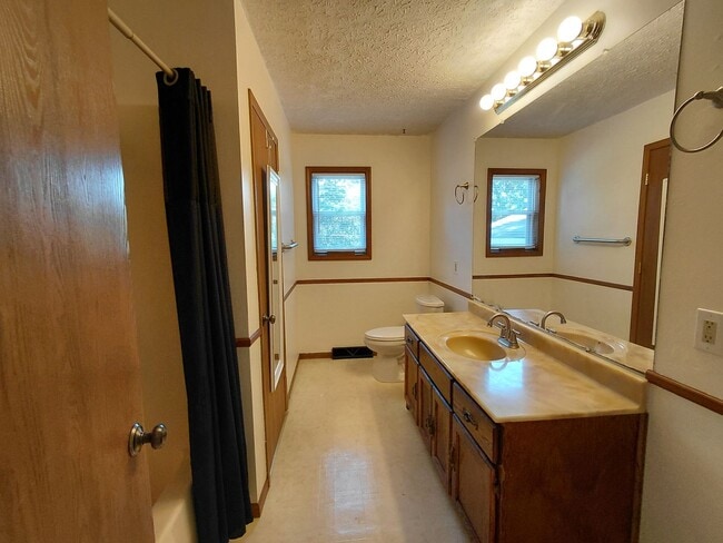 Building Photo - Single Family Home!