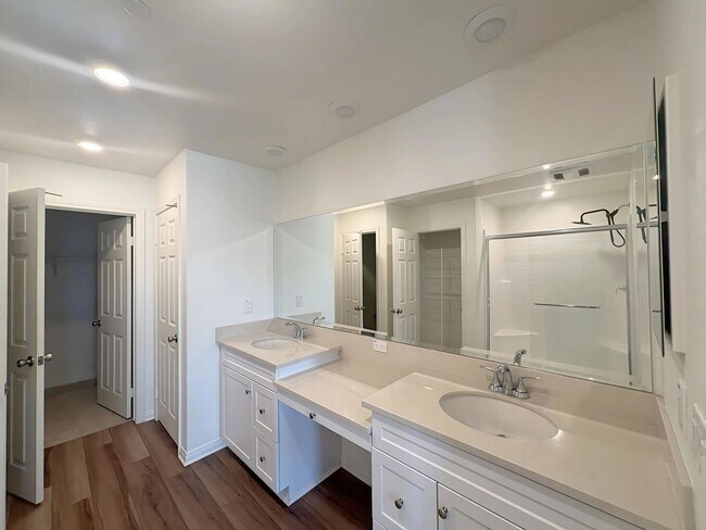 Building Photo - Beautiful Condo