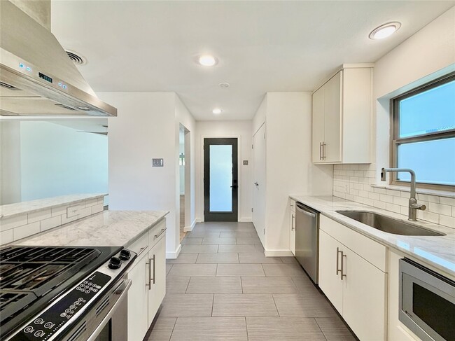 Building Photo - 2223 Forest Oaks Dr