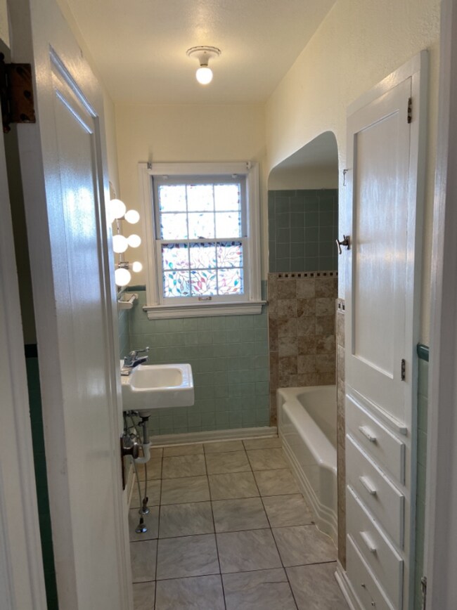 Building Photo - Stunning home on Sheridan