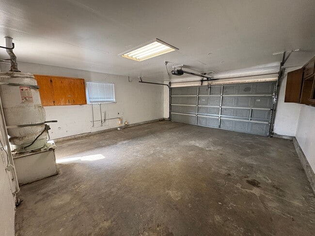 Building Photo - Spacious SE Tulare Home Near Shopping Centers Rent Ready!