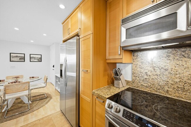 Building Photo - 6333 La Jolla Blvd