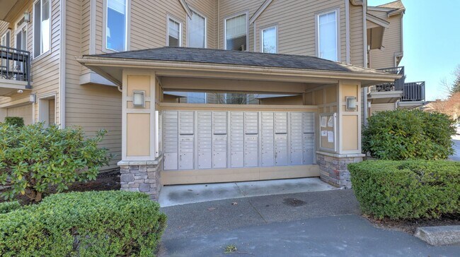Building Photo - Updated Kirkland Townhome in Lochshire Condominiums with Premium Amenities- Available NOW