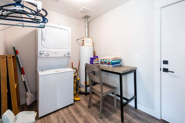 Building Photo - 4917 E Granada Rd