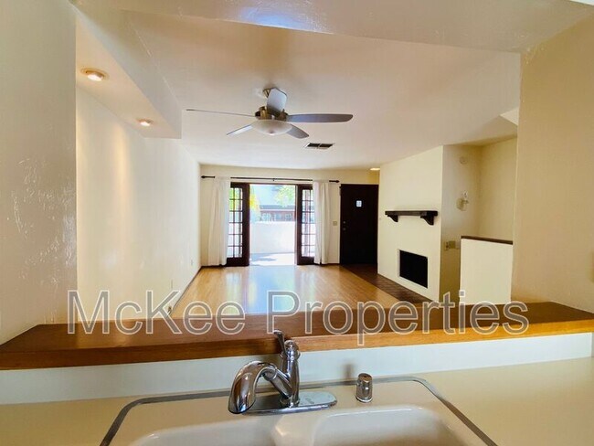 Building Photo - 8668 Villa La Jolla Dr