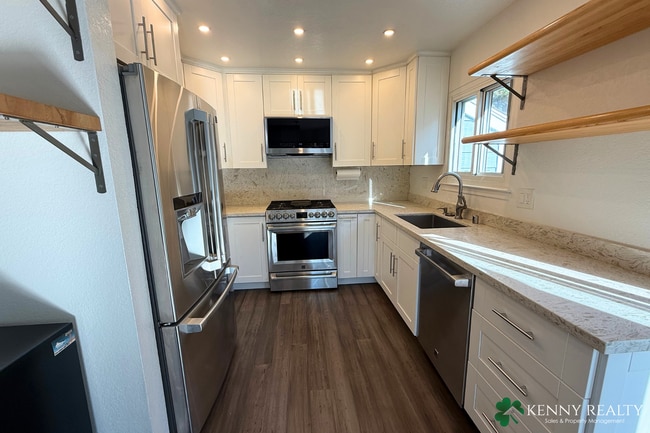 Building Photo - Bright 2 Bedroom, 1.5 Bathroom Home with O...