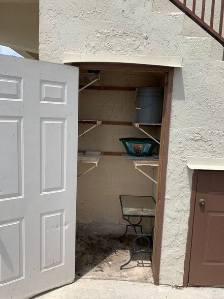 Building Photo - 1121 W River Dr