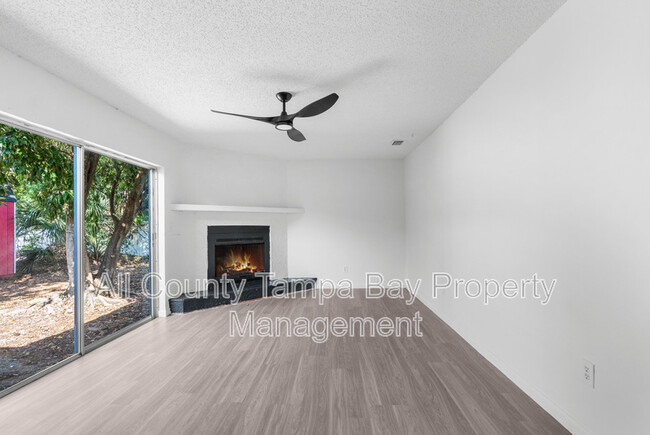 Building Photo - 905 N Newport Ave