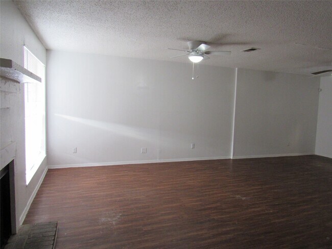 Building Photo - 15543 Weldon Dr