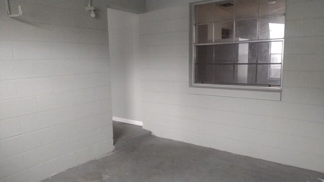 Building Photo - 3 Bedroom 1 Bath available in Marion Oaks