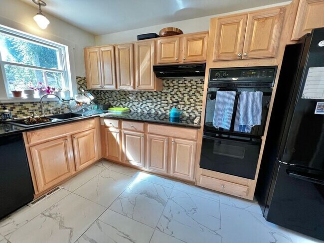 Building Photo - Update 4 Bed 2 Bath House in Old Town! Ava...