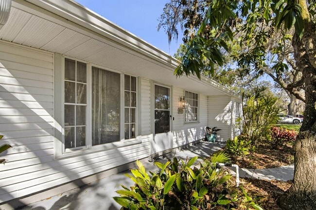 Building Photo - 815 W Lowry Ln