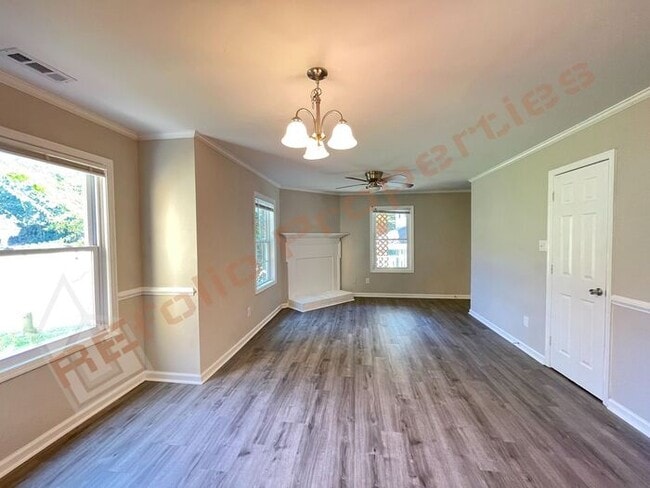Building Photo - Carpetless 2 BD 2.5 Bath 2 Story Quadplex ...