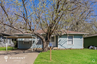 Building Photo - Spacious Layout & Fenced Yard