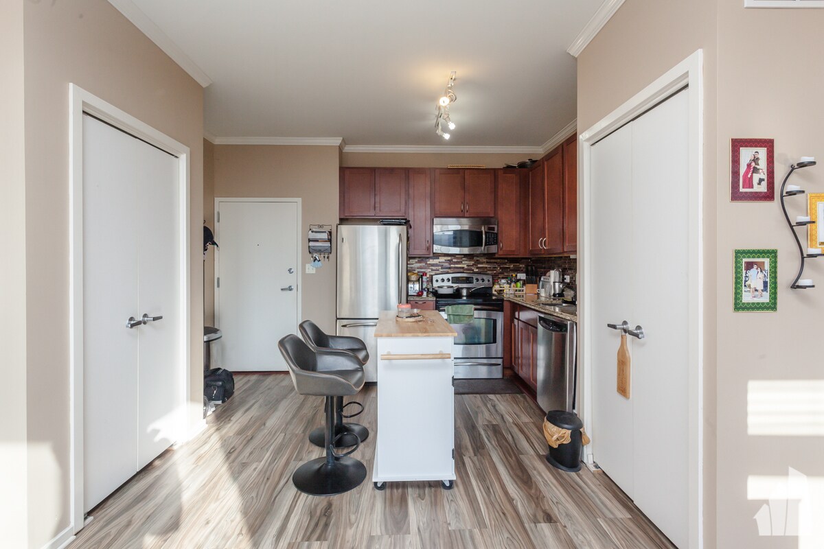 Building Photo - 1 E 8th St