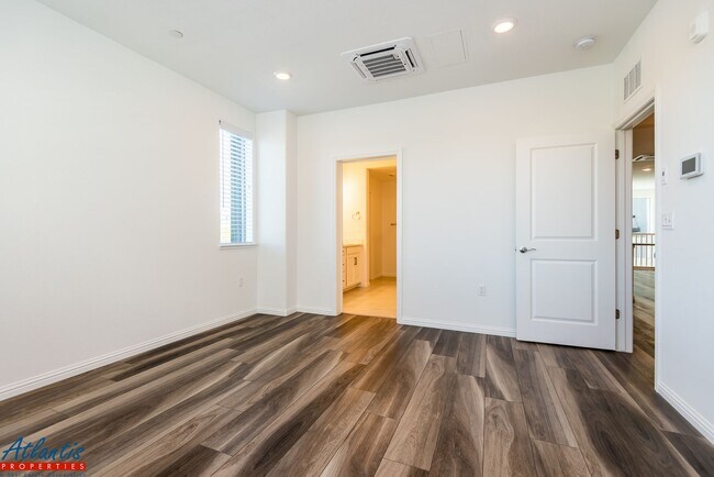 Building Photo - Newly Built Condo | Open Floor Plan | E.V. Outlet